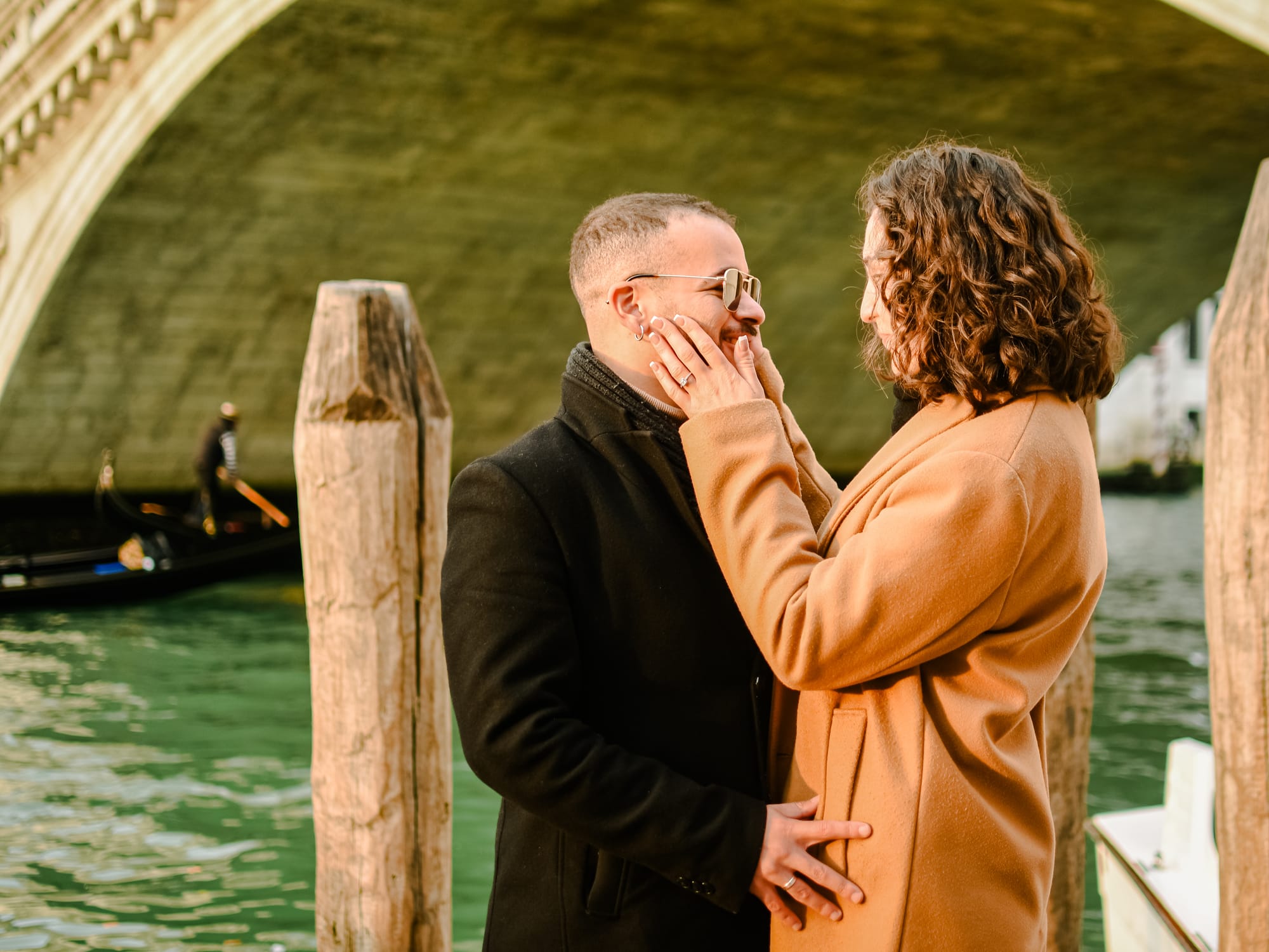 Romantic moment on Rialto Bridge: Couple's picturesque winter photoshoot